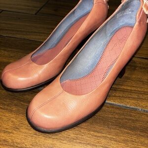 Indigo By Clarks Leather Heeled Dress Shoes Size 9.5M Bow Detail